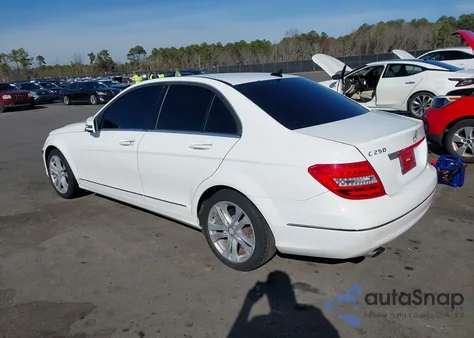 2013 Mercedes-Benz C 250 Luxury z USA, uszkodzony, nr VIN WDDGF4HB7DR300815